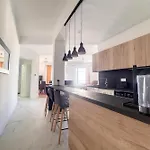 Bright Air-Conditioned Flat In The City Centre