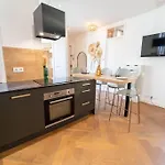 Superbe Appartement Deux Chambres, Centre Proche Port