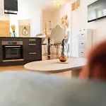 Superbe Appartement Deux Chambres, Centre Proche Port