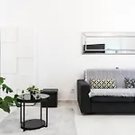 Stylish Modern Studio Near Train Station