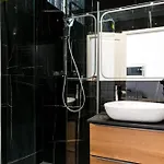 Stylish Modern Near Train Station Apartment *