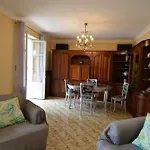 Ancienne Annonce Parc Louisa - Appartement D\'Epoque Avec Jardin Et Parking 4 Personnes
