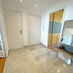 Cosy Cariatides Condo Promenade