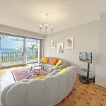 Cosy Cariatides Promenade
