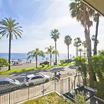 Cosy Cariatides Condo Promenade