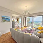 Cosy Cariatides Condo Promenade