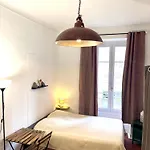 Gare Garibaldi République: Tranquil Private Near Tram Bed & Breakfast *