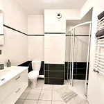 Apartment 600 M De La Promenade Des *