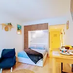 Haliviera - Golden Square, 1min From *
