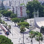 Grand Appartement 5 Chambres, 5 Television , 95 M2, Vue Mer, Tramway Sur Place, Gare Train 2 Min, Aeroport 5 Min , Large Apartment 5 Bedrooms, 5 Televisions, 95 M2, Sea View, Tram On Site, Train Station 2 Mins, Airport 5 Mins