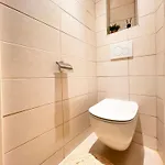 Liberation Center - Private Balcony - 24&7 Reception - Luggage Storage Aparthotel