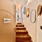 Liberation Center - Private Balcony - 24&7 Reception - Luggage Storage
