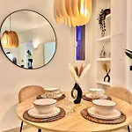 Liberation Center - Private Balcony - 24&7 Reception - Luggage Storage Aparthotel