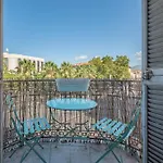 Lovely 2 Bedroom In With Balcony Apartment *