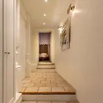 Proche Du Cours Saleya Et De La Plage, Dans Le Vieux Nice, Spacieux Et Climatise