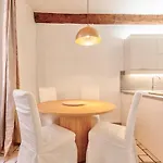 Proche Du Cours Saleya Et De La Plage, Dans Le Vieux Nice, Spacieux Et Climatise *