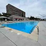 Apartment Beautiful Pool & Garage View *