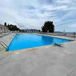 Beautiful Pool & Garage View Apartment