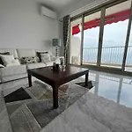 Beautiful Pool & Garage View Apartment