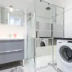 Beautiful & Spacious 2 Bed Near Center Apartment Nice