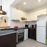 Beautiful & Spacious 2 Bed Near Center Apartment *