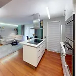 Cozy Apt With Balcony - 5 Min To The Beach