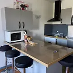 Les Palmiers A 700M De La Mer