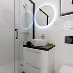1 Bed, Center Of With Ac * Nice