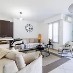 Luxury Apartment *