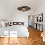 Renting - Victor - Historic Palace Luxury 3 Bedrooms *