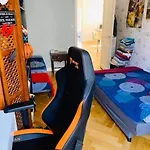 Spacious 5 Min To Sea Apartment