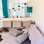 Spacious 5 Min To Sea Apartment *