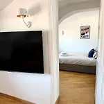 Charming Peaceful Haven In The Golden Square, Air-conditioned Apartment