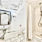 Riviera: Charming 4-room Beachside In Old Town Apartment Nice