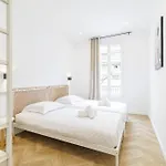 Large & Confort 2 Bdr Renovated Apartment *