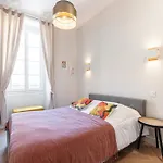 Philibert - Traditional Apart With Historical Fresco