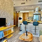 Le Splendide Yourhosthelper