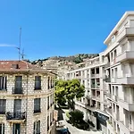 Le Splendide Yourhosthelper