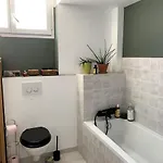 Apartment 3-r Bright, Within 15 Min Walk Nice