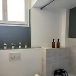 3-r Bright, Within 15 Min Walk Apartment Nice
