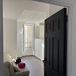 Apartment 3-r Bright, Within 15 Min Walk