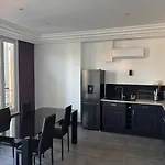 Apartment 3-r Bright, Within 15 Min Walk