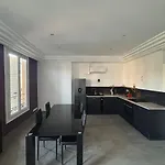 3-r Bright, Within 15 Min Walk Apartment Nice