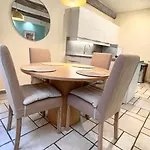 Proche Du Cours Saleya Et De La Plage, Dans Le Vieux Nice, Spacieux Et Climatise