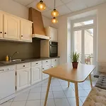 Beautiful Spacious Air Conditioned - Center Apartment *