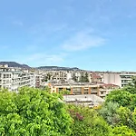 Modern Apartment With City View - Happy Rentals