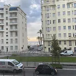 Spacious 2 Bedroom 1 Block From Beaches - And The Tram