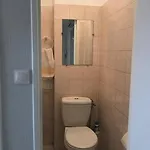 Spacious 2 Bedroom 1 Block From Beaches - And The Tram Nice