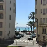 Spacious 2 Bedroom 1 Block From Beaches - And The Tram