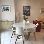 Spacious 2 Bedroom 1 Block From Beaches - And The Tram *